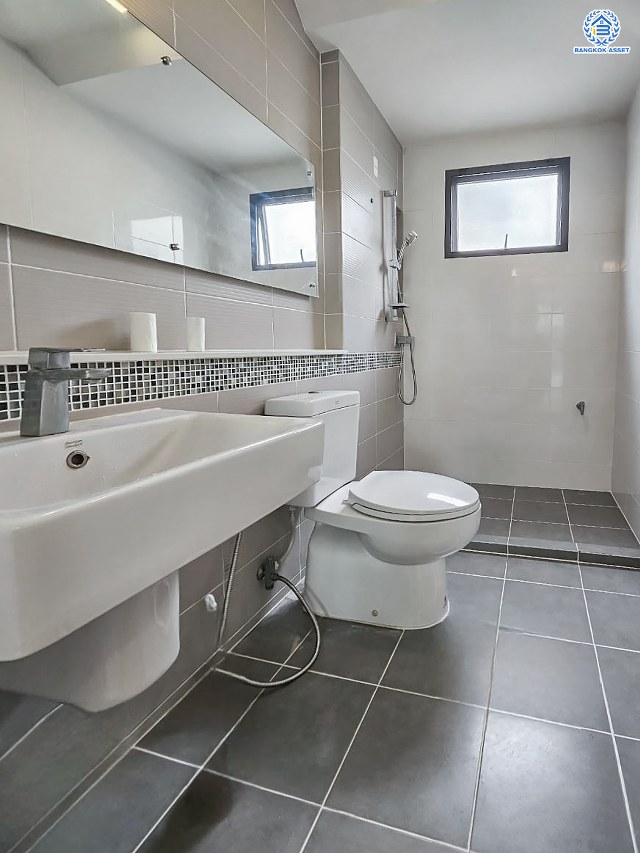 *****บ้านเดี่ยวมือสองกรุงเทพมหานคร โครงการ มัณฑนา เลค วัชรพล เนื้อที่กว้าง 55.4 ตร.ว. ฟังก์ชัน 3 ห้องนอน 3 ห้องน้ำ 2 ที่จอดรถ แถมฟรี! 4 เครื่องปรับอากาศ 2 เครื่องทำน้ำอุ่น บนทำเลแห่งการเดินทาง เชื่อมต่อ ถนนลำลูกกา, ถนนพหลโยธิน ใกล้รถไฟฟ้าสายสีเขียว "สถานีสายหยุด" ประมาณ 20 นาทีก็ถึง